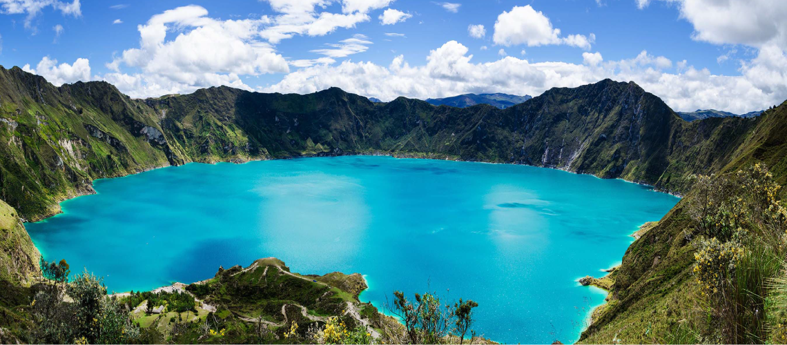 laguna formada en cráter de volcán 